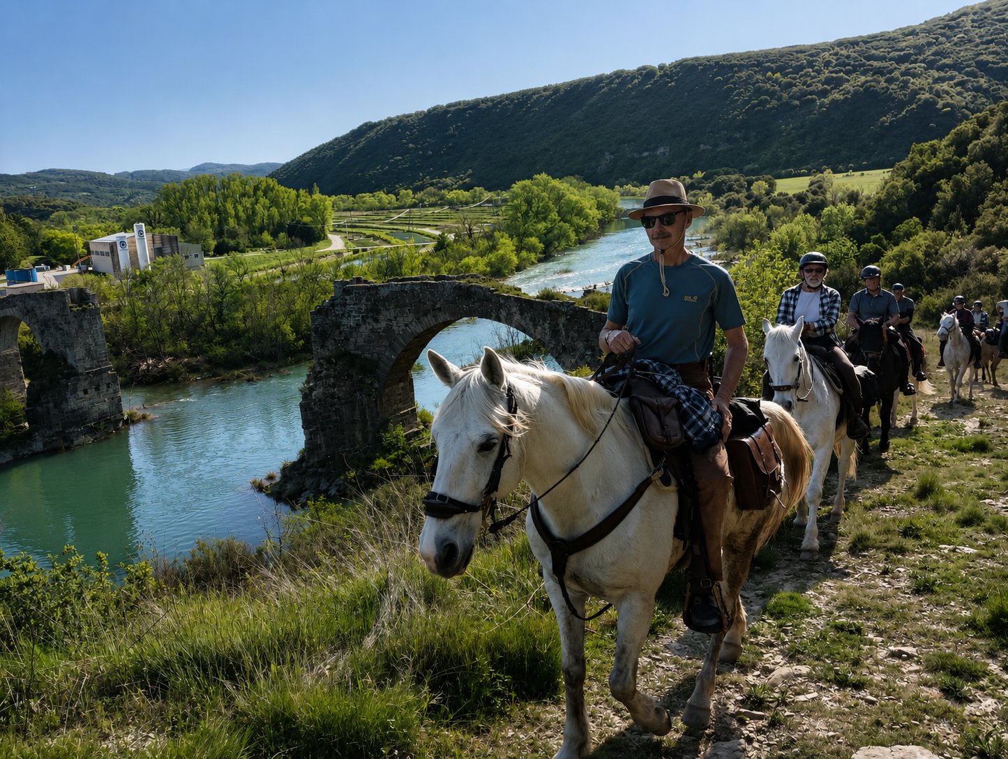 Ruta a caballo cruzando el río Salazar, a 10 minutos de la Foz de Lumbier y la Foz de Arbayún